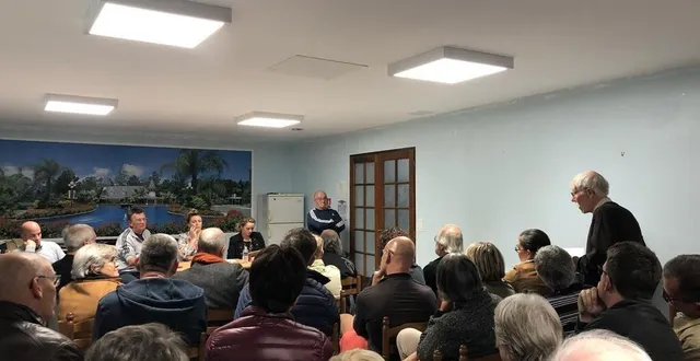 photo  la salle du club de boule de fort les constructeurs affichait complet mercredi 12 octobre 2022 pour la réunion publique du collectif centre-ville.  &copy;  ouest-france 