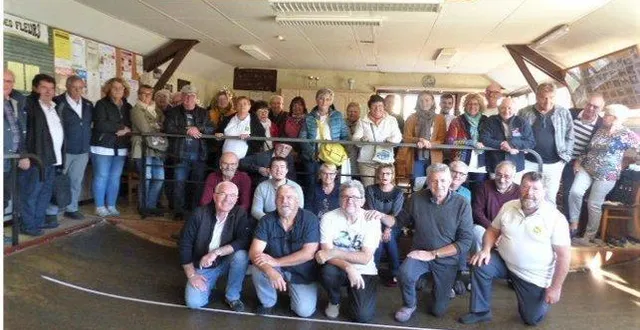 photo mareil-sur-loir. amateurs de vieux tacots ils s’initient à la boule  &copy;  le maine libre 