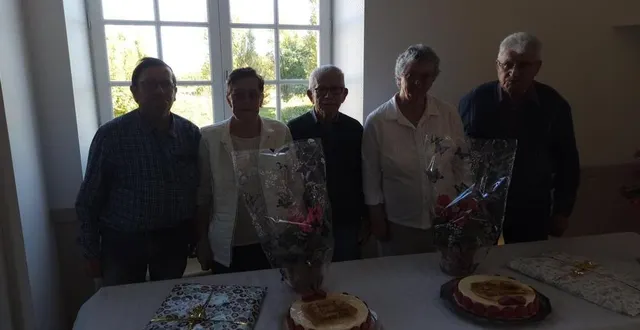 photo  jean-claude et gisèle mauget, chantal et christian pivron aux côtés de joseph chevrel.  &copy;  le maine libre 