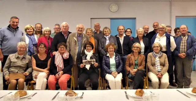 photo  ces élèves de la 6e réunis au collège notre-dame autour de la photo qui les réunit 50 ans après.  &copy;  le maine libre 