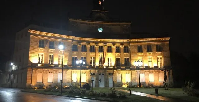 photo  les églises, les monuments… comme ici l’hôtel de ville d’alençon, ne seront plus éclairés à partir de 21 h, dans les communes de la communauté urbaine.  &copy;  ouest-france 
