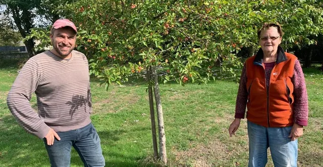photo  mickaël guy, arboriculteur à vaas, et annie buron, présidente de l’association fête de la pomme, sont prêts pour dimanche 16 octobre 2022.  &copy;  ouest-france 