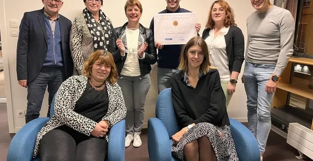 photo  toute l’équipe d’anim’en flech fière d’avoir reçu le panonceau d’or, soutenue par laurent mariot, de la cci du mans, et patricia méterreau, adjointe à la mairie.  &copy;  ouest-france 