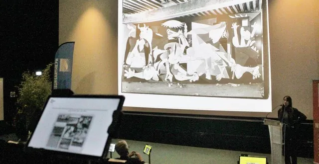 photo  l’œuvre « guernica », de picasso, projetée lors de la soirée d’inauguration de la micro-folie de sablé, jeudi 13 octobre 2022.  &copy;  ouest-france 