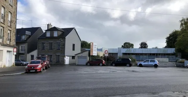 photo  la friche de l’ancien mr. bricolage, à flers, vue depuis la rue du 14-juillet.  &copy;  archives ouest-france 