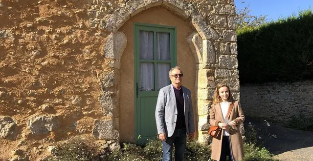 photo  jean-louis lemarié, le maire d’asnières-sur-vègre, et clémence bruon, de l’association asnières patrimoine, devant une porte remarquable qui sera présentée lors du « dimanche de caractère ».  &copy;  ouest-france 