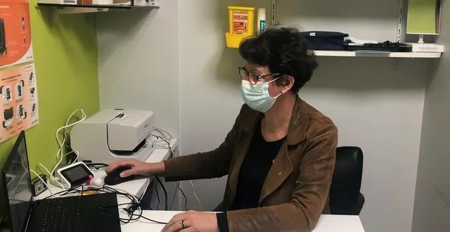 photo  à la pharmacie centrale fertoise, à la ferté-macé, dans l’orne, françoise corbière, pharmacienne titulaire, travaille dans le bureau consacré à la téléconsultation.  &copy;  ouest-france 