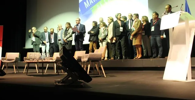 photo  38 membres du comité directeur de l’association des maires, adjoints et présidents d’intercommunalités de la sarthe (amf 72), ont formulé un vœu à l’attention du gouvernement.  &copy;  ouest-france 