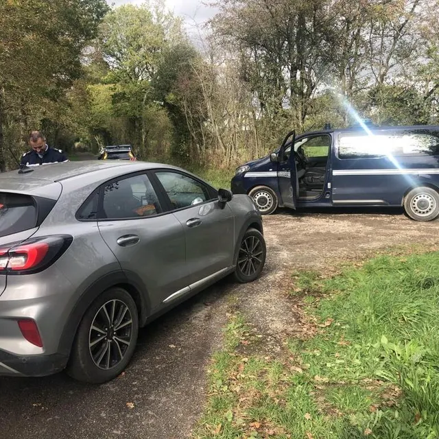 photo les gendarmes vérifient les véhicules entrant ou sortant de la rave party à boischampré, près d’argentan.  ©  ouest-france