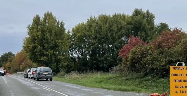 photo  un feu tricolore gére la circulation alternée.  &copy;  le maine libr 