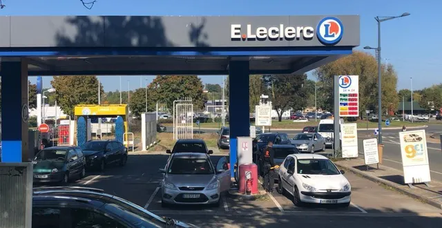 photo  à la station leclerc d’allonnes, ce mardi matin, il fallait attendre un peu avant de pouvoir faire le plein.  &copy;  le maine libre – yvon loue 