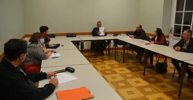 photo  eric guilmin, au fond à droite, entouré d’élus municipaux.  &copy;  ouest-france 