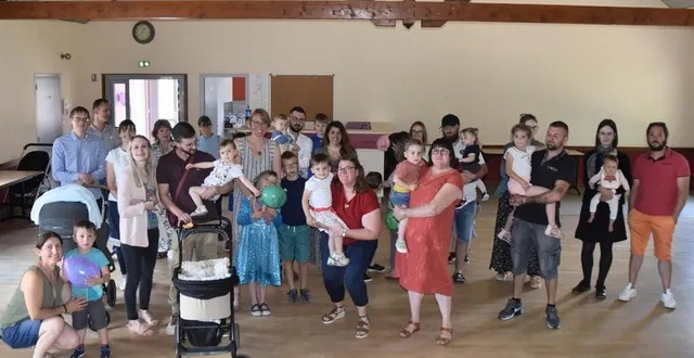 photo  les familles, les élus et les assistantes maternelles rassemblées pour les dix ans cet été.  &copy;  le maine libre 