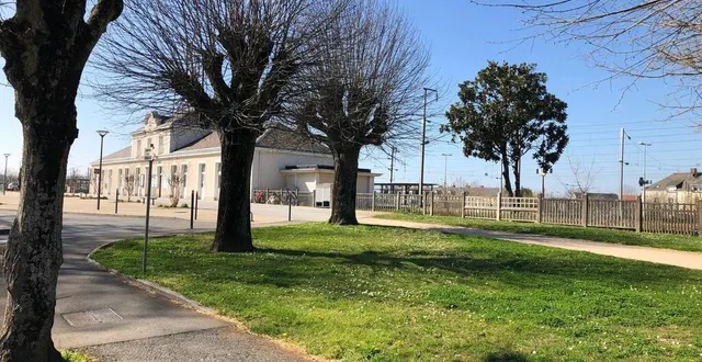 photo  le futur bâtiment « la virgule » sera construit sur l’emplacement du square de la gare. plusieurs arbres seront abattus.  &copy;  le maine libre 