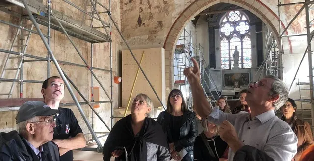 photo  ?hervé delaune, le président de l’association du patrimoine d’asnières, assurait la visite des extérieurs et de l’intérieur de l’église saint-hilaire d’asnières-sur-vègre.  &copy;  ouest-france 