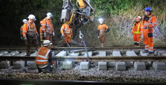 photo  la pose d’une section de douze mètres assemblée en atelier. neuf sections seront posées sur le ballast neuf à chailloué (orne).  &copy;  ouest-france 