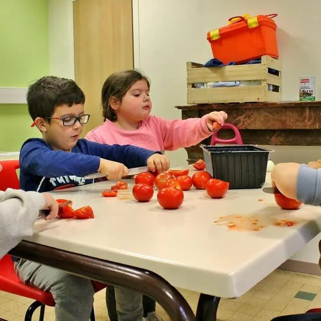 photo noa (à gauche, au premier plan) et ses camarades étaient missionnés sur le découpage des tomates pour en faire de la sauce.  ©  ouest-france