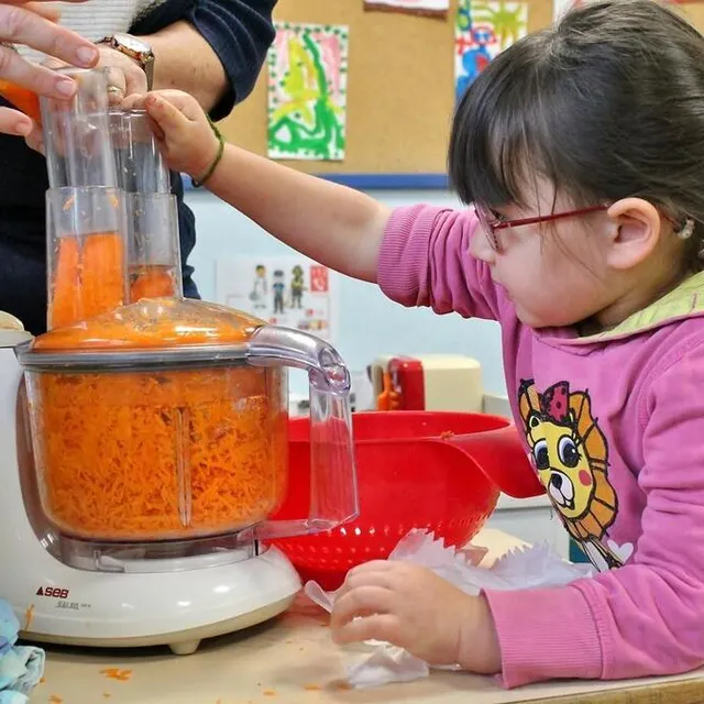 photo jenna a manié le mixeur avec l’aide de la maîtresse.  ©  ouest-france