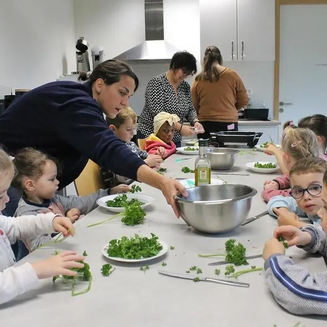 photo les petits en pleine préparation des boulettes avec le persil.  ©  ouest-france