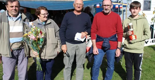 photo  daniel travers, au centre, entouré de marie-claire drouin, du maire philippe chartier, et à droite, de mathis paboeuf.  &copy;  ouest-france 
