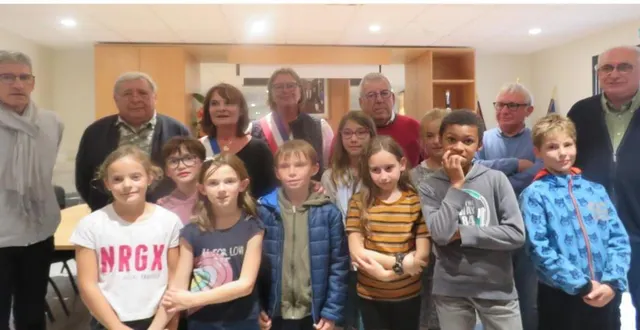 photo  les élèves des classes de cm1 et cm2 élus pour constituer le premier conseil municipal jeunes d’aigné avec les élus d’aigné et éric marchand, conseiller départemental.  &copy;  le maine libre 