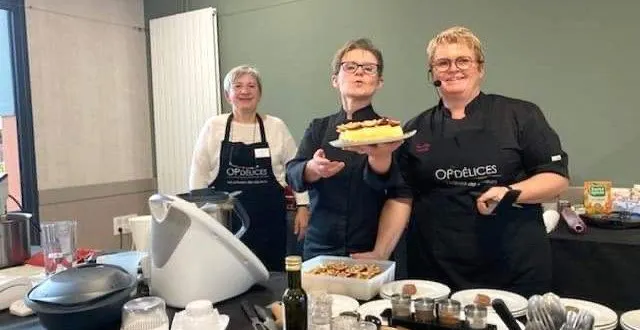 photo  gwenaëlle farcy (à droite) est satisfaite du déroulement de la journée de samedi dernier.  &copy;  le maine libre 