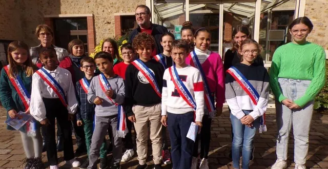 photo  le nouveau conseil municipal jeunes de changé avec dix nouveaux élus (les cm2) qui se sont vu remettre une écharpe et un pin’s.  &copy;  le maine libre 