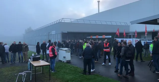 photo  dès 5 h du matin, ce mardi 18 octobre, les salariés de l’usine faurecia de caligny, dans l’orne, ont manifesté à l’appel de l’intersyndicale pour des augmentations salariales.  &copy;  ouest-france 