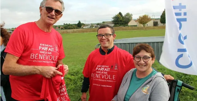 photo  jean-françois gasnier remet un maillot de bénévole, à claire malbos, présidente de randôroues, devant jason david, champion du monde de sport adapté.  &copy;  le maine libre 
