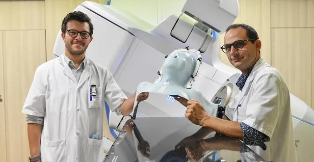 photo  les docteurs pointreau et lafond ont présenté la technologie de pointe proposée aux patients du nouveau centre de cancérologie de la sarthe.  &copy;  le maine libre – yvon loué 