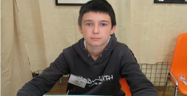 photo  le plus jeune adhérent au triangle des artistes, camille 13 ans.  &copy;  le maine libre 