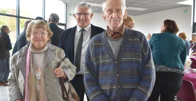 photo  bernadette vovard et daniel lambert les deux habitants les plus anciens présents au repas, honorés par francis coulon ( au centre) et le conseil municipal qui leur remettra une composition florale.  &copy;  le maine libre 