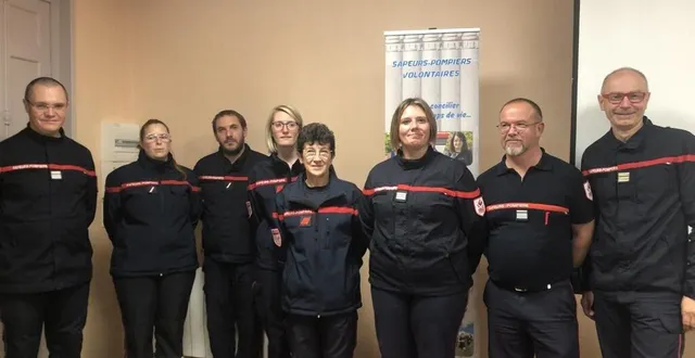 photo  huit pompiers étaient présents lors de la réunion pour tenter de convaincre les habitants de s’engager comme pompier volontaire.  &copy;  ouest-france 