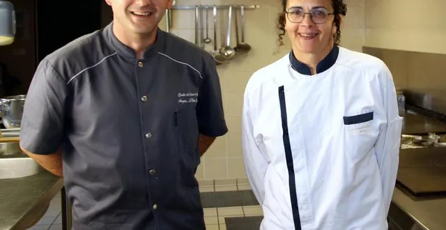 photo  erwan et magalie sont aux fourneaux de la commune.  &copy;  le maine libre 