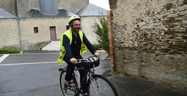 photo  beaupréau, jeudi 13 octobre 2022. comme il le fait tous les jours depuis un an et demi entre les 15 clochers dont il a la charge,? le père laurent blourdier se déplace à vélo, quelle que soit la météo.  &copy;  co – étienne lizambard 