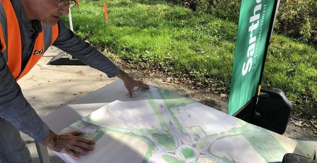 photo  christian grosbois, chef du bureau études routières au conseil départemental de la sarthe présente le plan de création d’un carrefour giratoire dans la commune du bailleul.  &copy;  ouest-france 