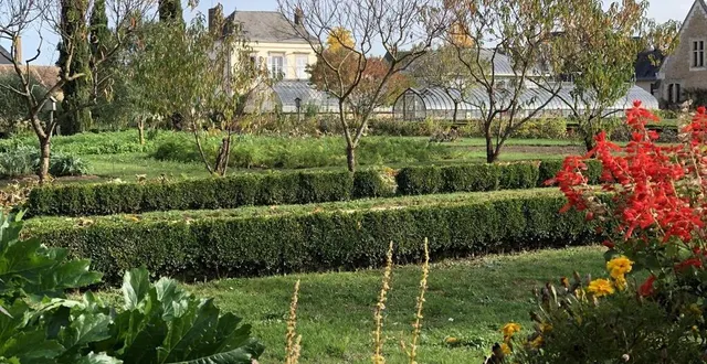 photo  bonnétable, mercredi 19 octobre 2022. sur 13 000 m2, le jardin potager, inscrit aux monuments historiques, est un véritable petit paradis. fleurs, légumes, vivaces, biodiversité… et surtout sa magnifique serre.  &copy;  le maine libre 
