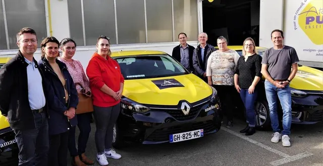 photo  mercredi, les responsables d’amaelles orne remis des clio neuves à des aides à domicile, pour faciliter leurs déplacements professionnels.  &copy;  ouest-france 