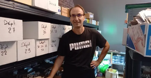 photo  jérôme hardy chez lui, au milieu de ses nombreuses boîtes de cartes postales.  &copy;  ouest-france 