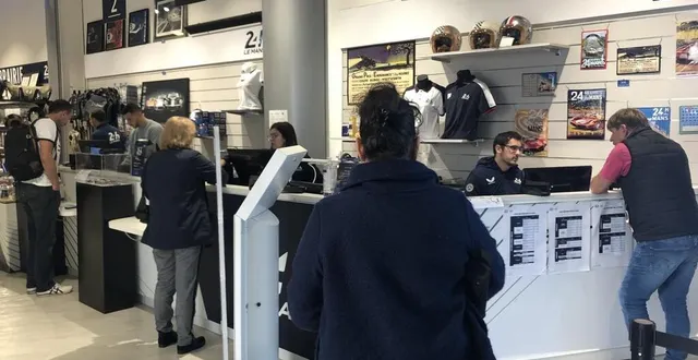 photo  peu après 11 h, quelques amateurs sont venus pour acheter leur billet pour le centenaire des 24 heures du mans dans la boutique officielle au mans (sarthe) lors de l’ouverture de la billetterie, ce vendredi 21 octobre 2022.  &copy;  ouest-france 