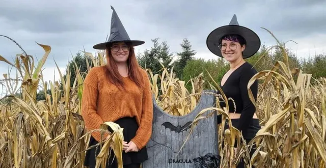 photo  cynthia et claire préparent activement halloween.  &copy;  le maine libre 
