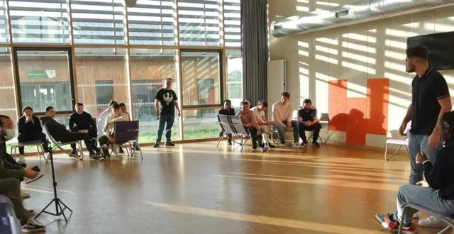 photo  les élèves de bts commerce en pleine séance de théâtre d’improvisation.  &copy;  ouest-france 