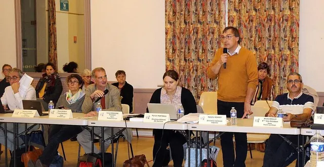 photo  hervé roncière, maire de montval, pendant les débats de cette séance du conseil communautaire.  &copy;  le maine libre 