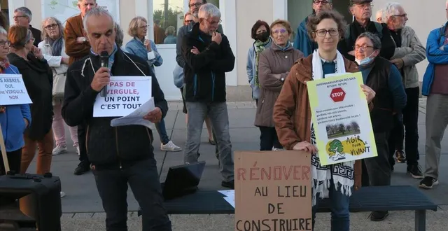 photo  sur le parvis de la gare, une cinquantaine de personnes étaient présentes pour s’opposer au projet communautaire la virgule, à sablé-sur-sarthe, vendredi 21 octobre 2022.  &copy;  ouest-france 