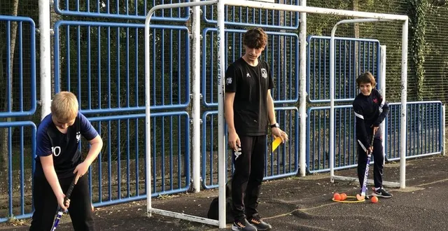 photo  clément ferrand en compagnie de paul et isaac lors d’une initiation au hockey sur gazon sur le plateau sportif derrière le collège reverdy de sablé, lundi 10 octobre 2022.  &copy;  ouest-france 