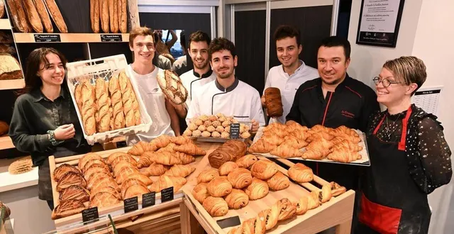 photo  angers, le 21 octobre 2022. l’équipe de la doréenne du couple gaboriau (à droite) est fière de sa victoire du talmelier d’or.  &copy;  co – josselin clair 