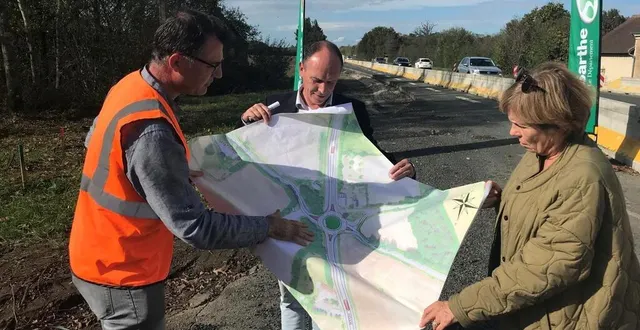 photo  le responsable du bureau d’études montre les plans aux vice-présidents du conseil départemental frédéric beauchef et marie-pierre brosset, ce jeudi 20 octobre 2022 au bailleul.  &copy;  le maine libre 