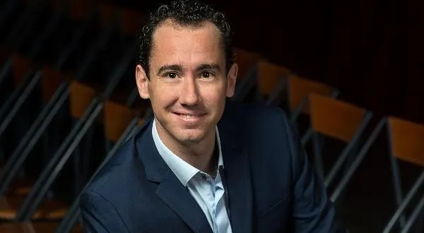 photo  chanteur lyrique, natif de la côte de nacre et formé à caen (calvados), cyrille dubois vient d’être nommé chevalier des arts et des lettres.  &copy;  philippe delval 