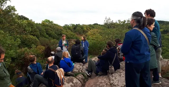 photo  restitution sous forme de balade à roche d’oëtre. boris et camille, face au public.  &copy;  cpie collines normandes 