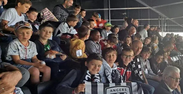 photo  les jeunes joueurs du fcla attendent avec impatience les joueurs pour le match 